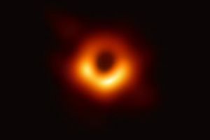 Ученым удалось сделать первый снимок черной дыры